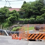 　４年前に大規模土石流が下った、静岡県熱海市伊豆山地区の旧警戒区域。復旧工事が行われている＝６月