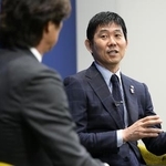 　対談する日本の森保一監督