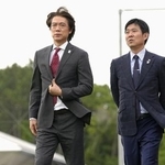 　韓国の洪明甫監督（左）と日本の森保一監督