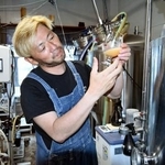 　醸造中のビールの色味を確認する藤城佳央さん＝２０２５年６月、愛知県田原市