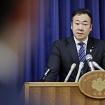 　白石隆浩死刑囚の死刑執行について記者会見する鈴木法相＝６月２７日、法務省