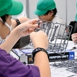 　「静岡ホビーショー」でプラモデル作りを体験する児童＝５月、静岡市