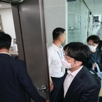 　韓国の尹錫悦前大統領の妻を巡る疑惑で、野党議員事務所の捜索に入る捜査関係者ら＝８日、ソウル（聯合＝共同）