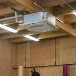 　土俵の上方にエアコンが設置されている鳴戸部屋の稽古場＝９日、名古屋市緑区