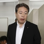 　記者会見を終え、引き揚げる自民党の鶴保庸介参院予算委員長＝９日、和歌山市