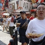 　食べ歩きをする人など、多くの観光客でにぎわう大阪・道頓堀＝７月６日