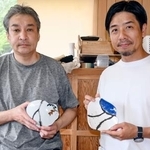 　作品を持つ「ＣＡＣＬ」の奥山純一社長（右）と慶塚英信さん＝２０２５年６月、石川県能美市