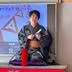 　防災イベントで落語を披露する尾形和哉弁護士＝２０２５年５月、名古屋市