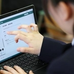 　全国学力・学習状況調査でオンライン方式での中３理科のテストを前に、デジタル端末の操作練習をする生徒＝４月、東京都内の中学校