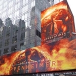 米ニューヨークに掲示された映画「オッペンハイマー」の広告＝２０２３年７月