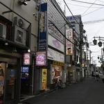 　被告が紹介していた店があった埼玉県川口市の風俗店街＝７月