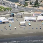 　津波警報が発令され、海水浴客が避難した神奈川県藤沢市の海水浴場＝３０日午後０時６分（共同通信社ヘリから）