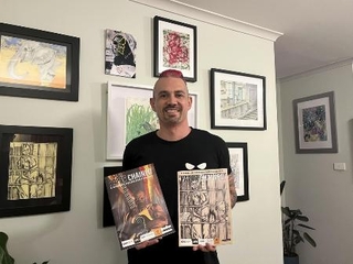 　オーストラリアの雑誌「ＰＡＰＥＲ　ＣＨＡＩＮＥＤ（ペーパー　チェーンド）」を手にする編集長のダミアン・リネンさん＝５月、オーストラリア・ニューサウスウェールズ州（本人提供）