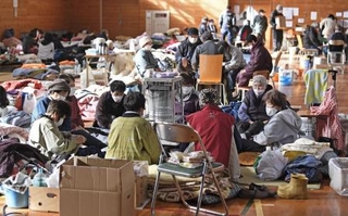 　石川県穴水町の避難所で暖を取る人たち＝２０２４年１月８日