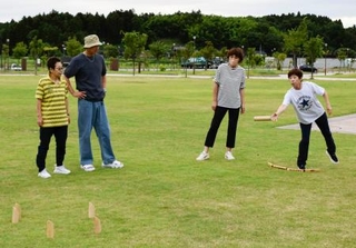 　石川県七尾市の公園で「モルック」をする人たち＝２０２５年７月