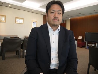 　都内でインタビューに答える稲村悠氏（共同）