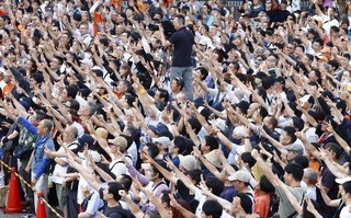 　参政党の街頭演説で気勢を上げる人たち＝７月１９日、横浜市