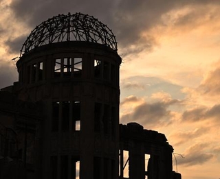 　夕空に浮かび上がる原爆ドームのシルエット＝８月５日、広島市中区