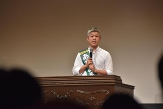 キング牧師の言葉を引いて演説を始めた東修平＝７月１３日、大阪市