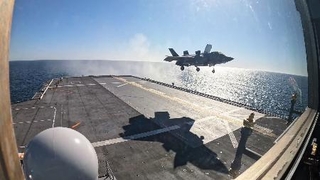 　海上自衛隊の護衛艦「かが」に着艦する米海軍のＦ３５Ｂステルス戦闘機（海自のＸから）