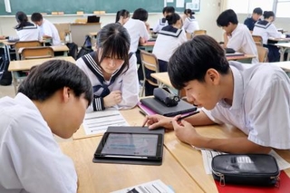 　２０２４年１月から行われているＡＩを使った探究学習の授業を受ける生徒＝７月、広島市南区