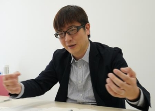 　ラジオ愛をほとばしらせて、インタビューに応じる冨山雄一さん＝２０２５年６月、東京・有楽町のニッポン放送