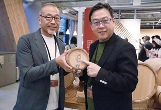 　「北海道バレル」の藤田哲也会長（左）と竹次修社長＝７月、札幌市