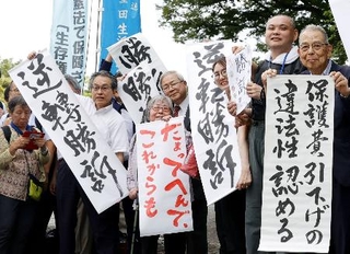 　最高裁で勝訴し、喜ぶ原告や弁護士ら＝６月、東京都千代田区