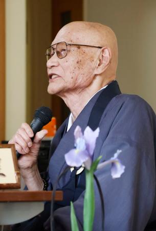　ラジオ番組の収録に臨む川越恒豊さん＝２０２５年６月、富山市