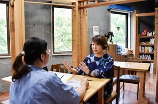 　支援内容について話し合うＮＰＯ法人ミア・フォルツァ代表理事の門間尚子さん（奥）ら＝仙台市
