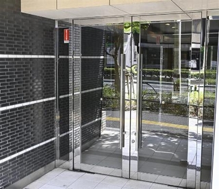 　元少年らが宅配業者を装って侵入したマンションのエントランス＝２０２５年８月