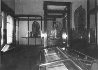 　仏像（右奥）の台の下から「戦時文庫」が見つかったとされる神奈川県立金沢文庫の旧館展示室（同文庫提供）