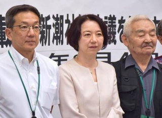 　記者会見を開いた作家の深沢潮さん（中央）＝４日、東京都千代田区