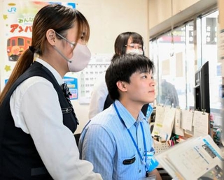 　ＪＲ高松駅の鉄道案内所で対応する（手前から）郭芝羽さん、林彦廷さん、王宥ショウさん＝６月