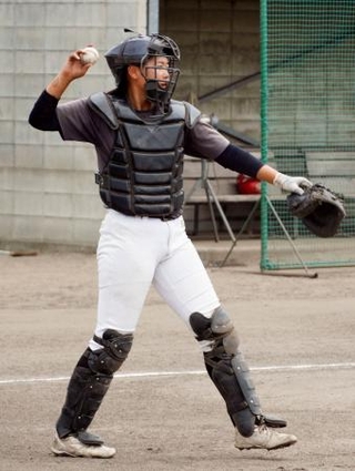 　練習に励む尽誠学園高女子硬式野球部の千葉如乃さん＝２０２５年８月、香川県善通寺市