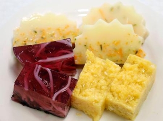 　小松田ミン子さんが作った、稲庭うどんを固めたブルーベリー味の寒天（左下）や卵の寒天など