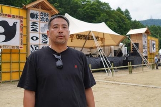 　オレンジエコーのステージを企画する根木龍一さん＝２０２５年７月、新潟県湯沢町