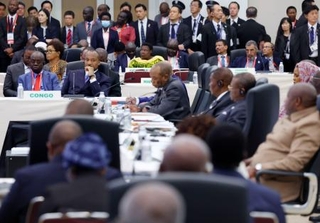 　第９回「アフリカ開発会議（ＴＩＣＡＤ）」の閉会式に参加した各国首脳ら＝２２日午前、横浜市（代表撮影）