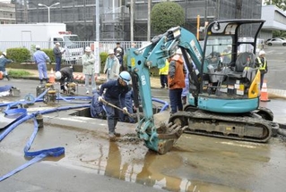 　路上に水があふれ、通行止めになった神奈川県藤沢市の国道４６７号＝２０１６年１１月