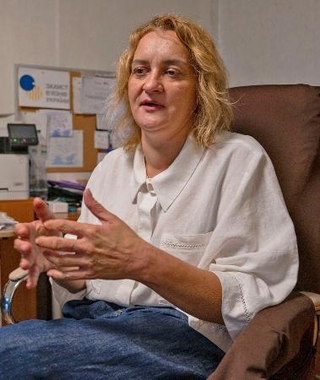 　ウクライナ・キーウで取材に応じる「拘束者保護センター」のアンナ・スクリプカさん＝７月（共同）
