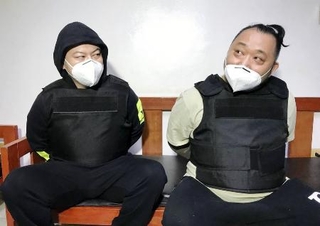 　マニラの入管施設で撮影された、渡辺優樹被告（左）と小島被告