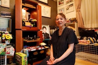 拓那さんについて話す高石洋子さん。奥は拓那さんの写真＝