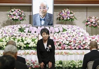 岡村勲さんのお別れの会で、弔辞を述べた上川陽子衆院議員＝５月１２日、東京都千代田区の如水会館