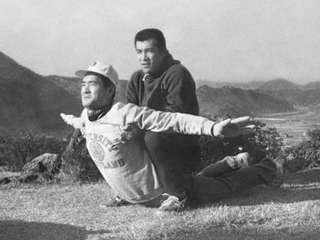 １９７０年１月、長嶋茂雄さんの自主トレーニングの相手をする柴田勲さん＝静岡県の伊豆・大仁温泉