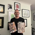 　オーストラリアの雑誌「ＰＡＰＥＲ　ＣＨＡＩＮＥＤ（ペーパー　チェーンド）」を手にする編集長のダミアン・リネンさん＝５月、オーストラリア・ニューサウスウェールズ州（本人提供）
