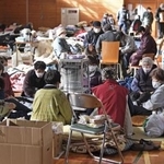 　石川県穴水町の避難所で暖を取る人たち＝２０２４年１月８日