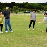 　石川県七尾市の公園で「モルック」をする人たち＝２０２５年７月