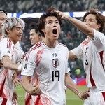 　Ｗ杯アジア最終予選のサウジアラビア戦で得点し、喜ぶ小川（１９）＝２０２４年１０月、ジッダ（共同）
