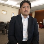 　都内でインタビューに答える稲村悠氏（共同）