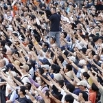 　参政党の街頭演説で気勢を上げる人たち＝７月１９日、横浜市